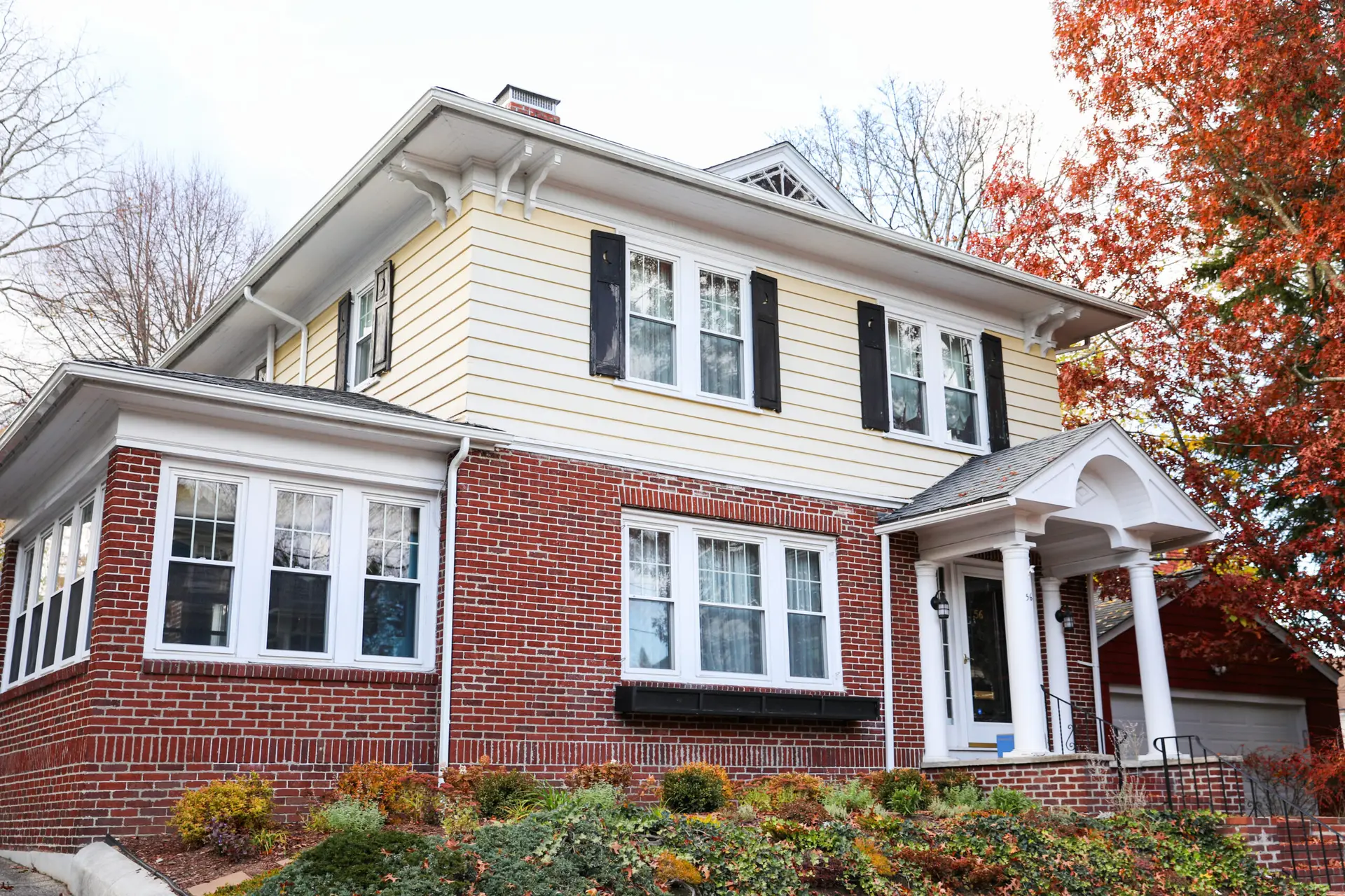 Exterior house paint colors with red brick