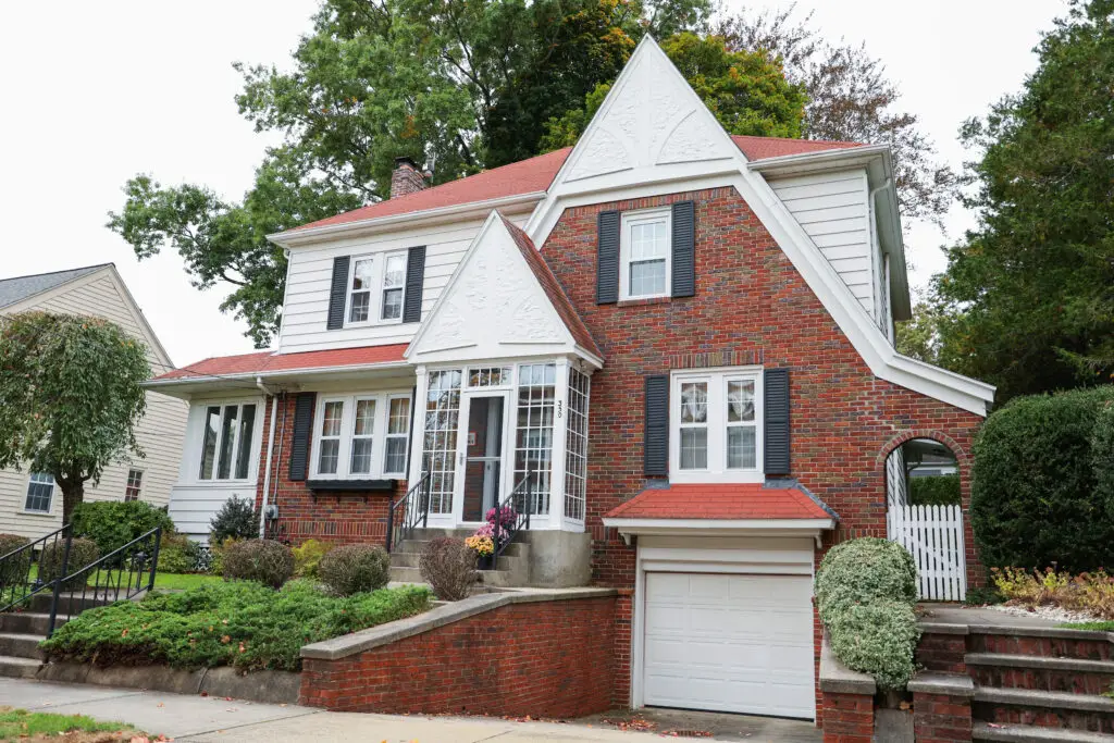 What Color to Paint a House With a Red Roof