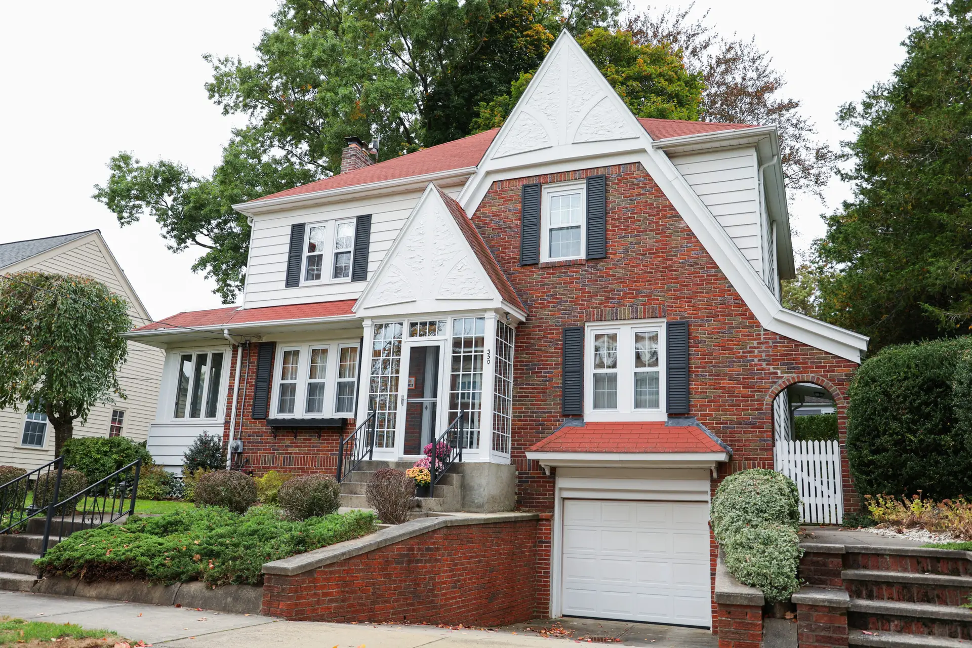What Color to Paint a House With a Red Roof