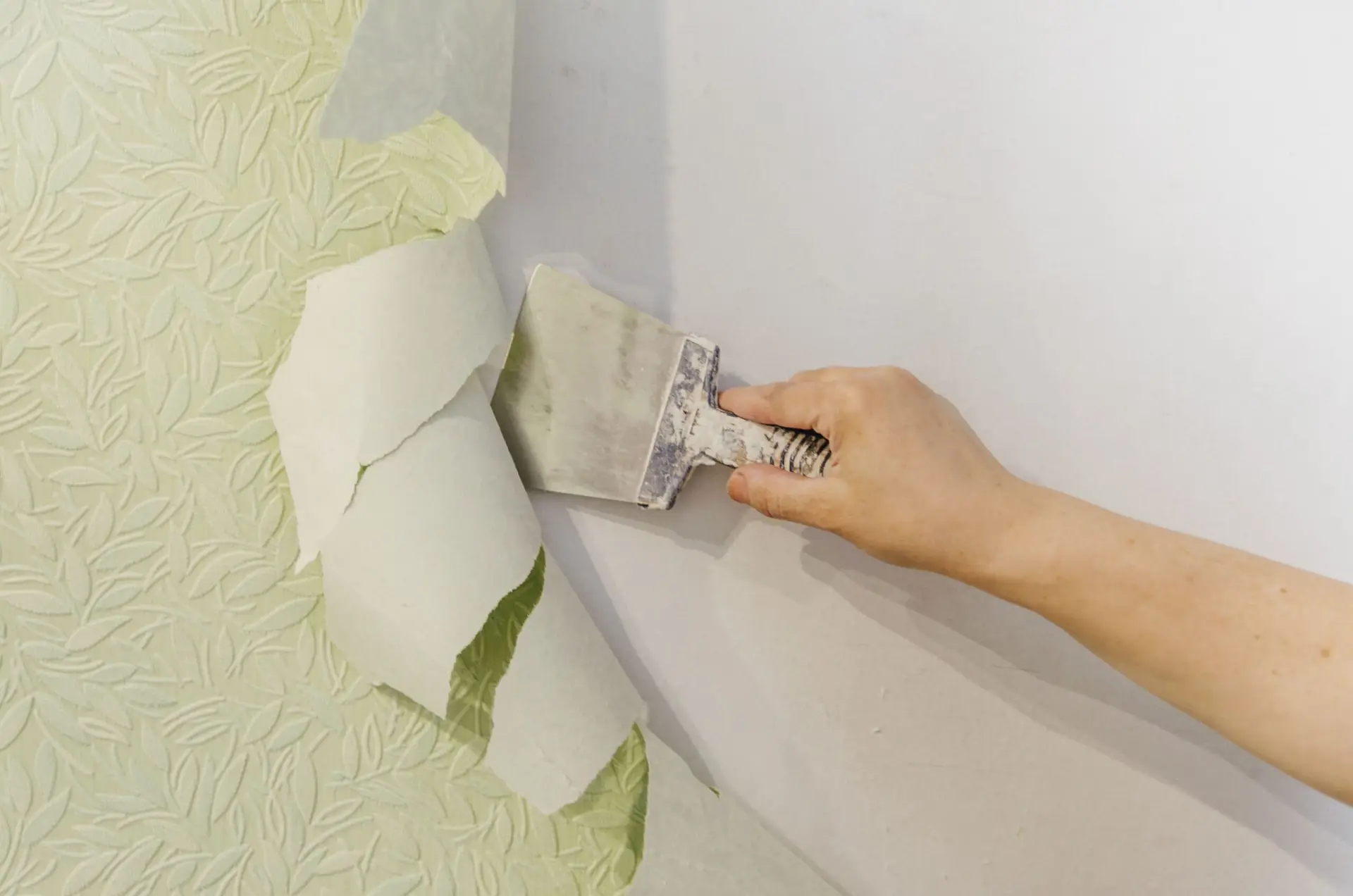How to Remove Old Wallpaper Before Painting